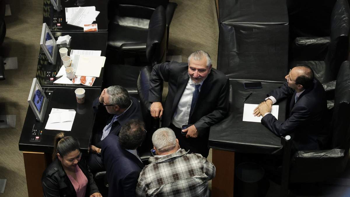 Adán Augusto López en la sesión de la comisión permanente del Congreso