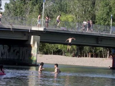 Buscan implementar algún dispositivo que impida a los bañistas saltar desde el puente en la Isla 132