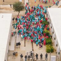 Protestan en centro de detención que alberga a niño de 5 años y a su padre detenidos en Minnesota