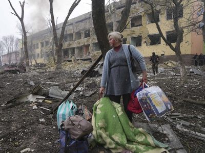 Corredor humanitario en Ucrania: miles de automóviles lograron salir de la golpeada Mariúpol