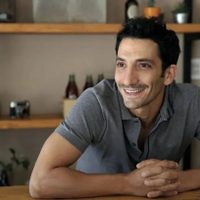 Juan Minujín la rompe en esta serie de Netflix