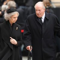 El rey emérito de España, Juan Carlos I, anuncia su retiro total de la vida pública