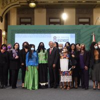 La mañanera se pinta violeta: acuden funcionarias, hablan de políticas públicas y se toman la foto