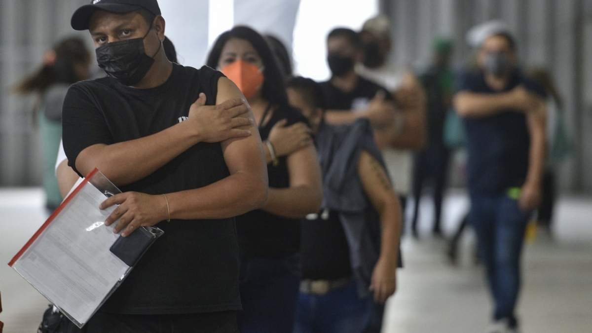 Personas de 30 a 39 años hacen fila para vacunarse contra el covid