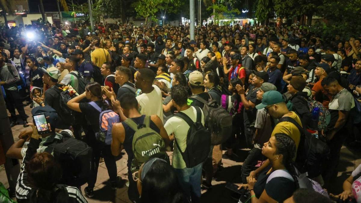 Aproximadamente mil 500 migrantes se concentraron en el Parque Bicentenario en Tapachula, Chiapas, para formar una nueva caravana migrante