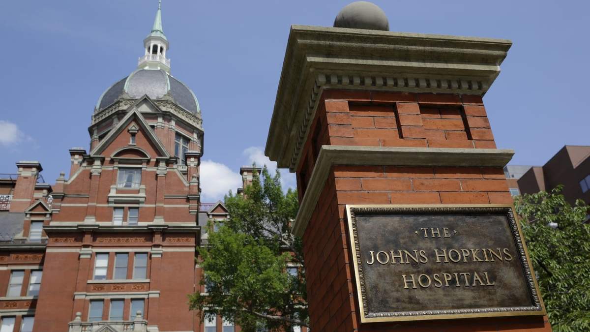 Un letrero en el complejo hospitalario Johns Hopkins, en Baltimore, el 8 de julio del 2014