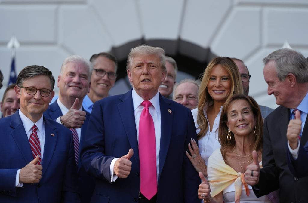 El presidente Donald Trump posa para una foto tras firmar la ley de gastos en la Casa Blanca en Washington, el 4 de julio del 2025