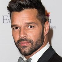 ¡Qué bárbaro! Ricky Martin filma esto desde la pileta con "él" de fondo. ¡Adiós prendas!