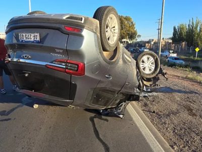 Tres vehículos colisionaron en un cruce provincial y uno terminó volcado tras una maniobra fallida