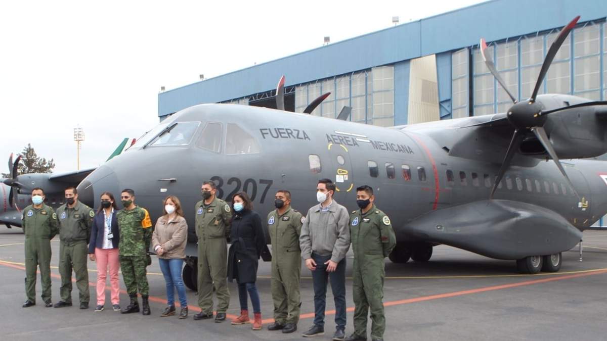 Los funcionarios e integrantes de la Fuerza Aérea Mexicana que entregarán las vacunas donadas