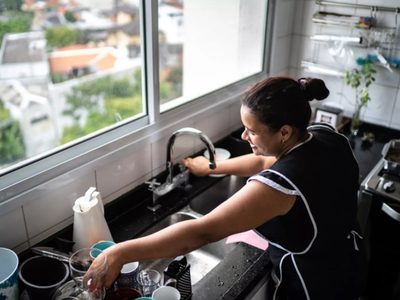 Oficializan aumento para empleadas domésticas: cuánto cobran por hora y por mes