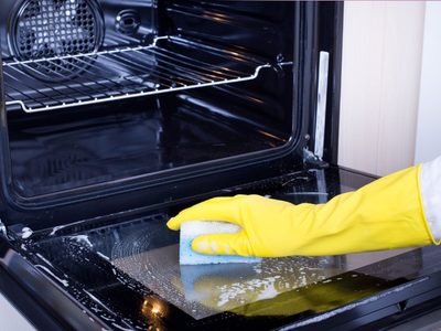 El truco para limpiar el horno de tu cocina sin arruinarlo y dejarlo como si recién lo fueras a estrenar