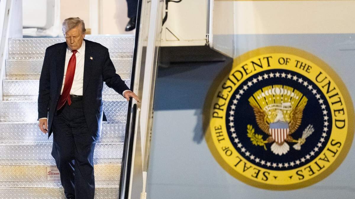 El presidente Donald Trump desciende del avión presidencial