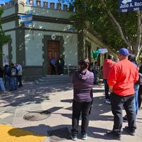 Trabajadores de Salud se encadenaron frente a Casa de Gobierno por falta de pago: “No se aguanta más”