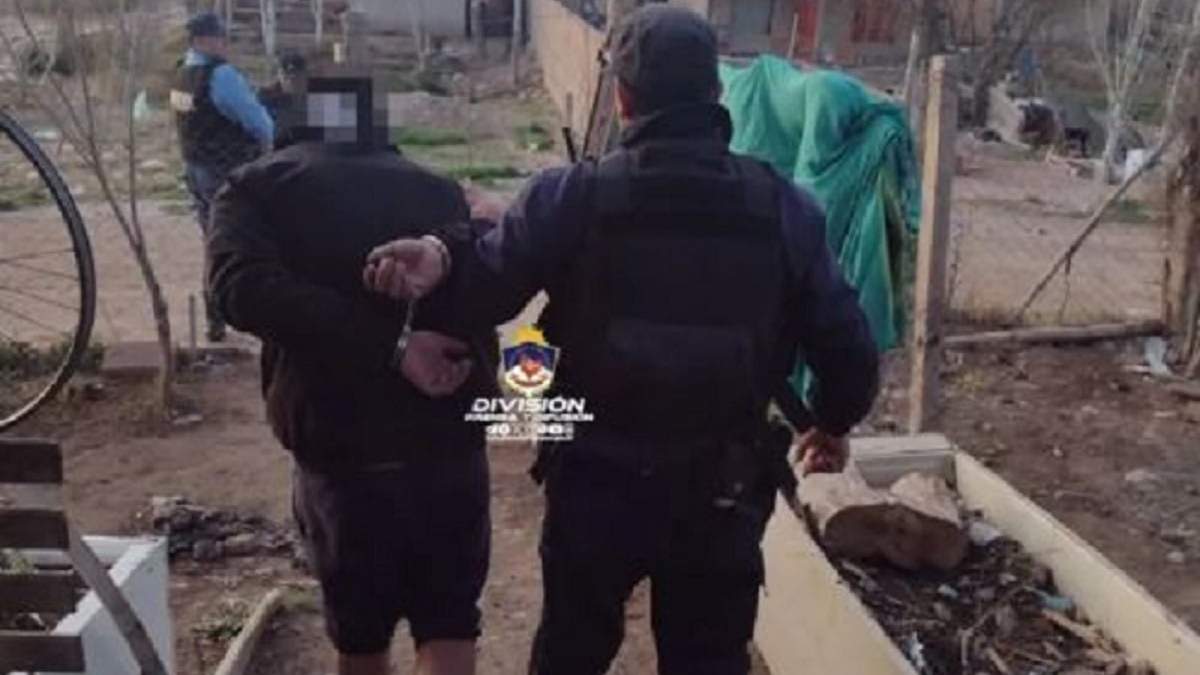 Sujeto demorado en Centenario. Fuente: (Policía de Neuquén)
