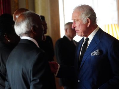 El rey Carlos III se toma un día para descansar de los funerales de su madre, Isabel II