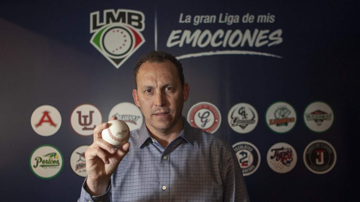 El presidente de la Liga Mexicana de Beisbol, Horacio de la Vega, durante entrevista con Proceso