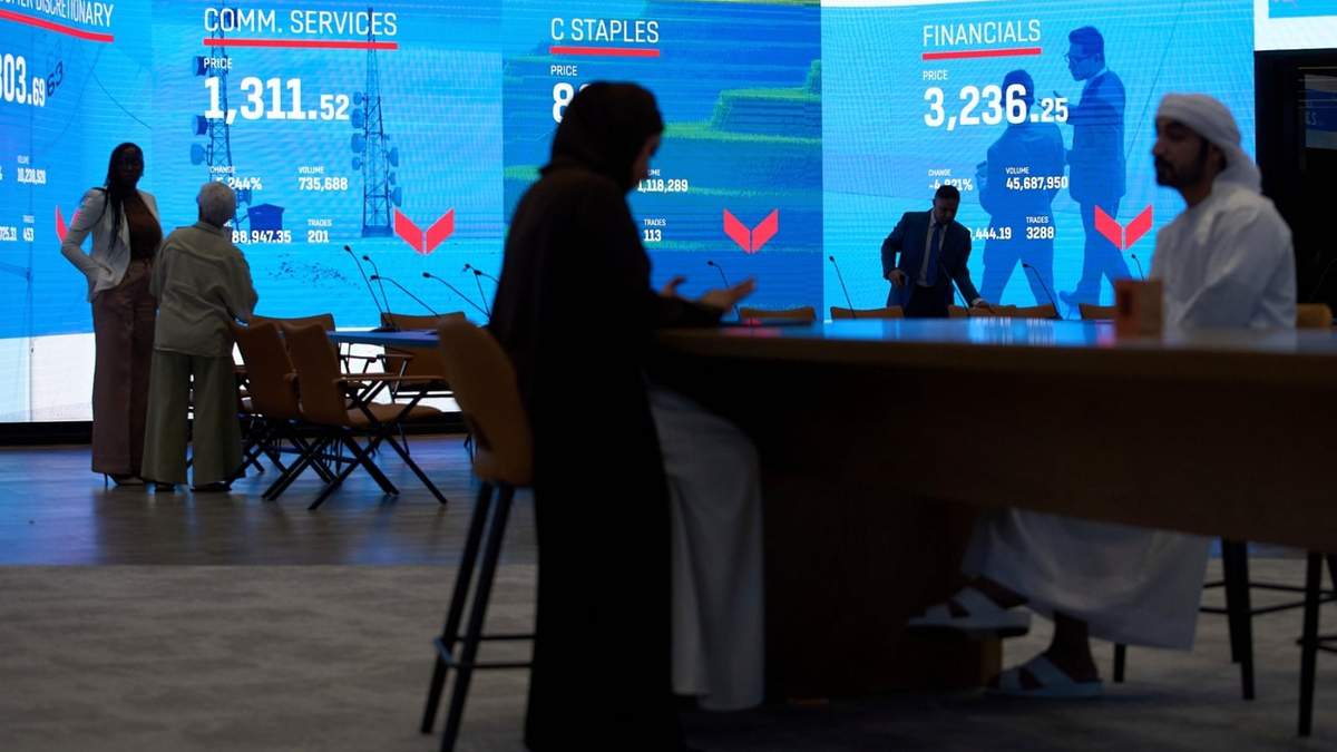 Personas en la bolsa de valores de Dubái, en Emiratos Árabes Unidos, el lunes 7 de abril de 2025