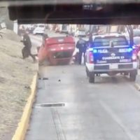 Policía se roba una mochila de un vehículo que se volcó en Ecatepec (Video)