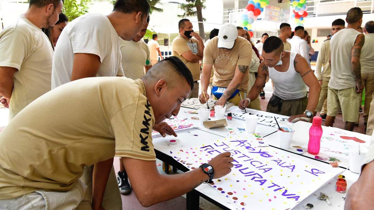Celebración del orgullo LGBTIQ+ en el Reclusorio Oriente