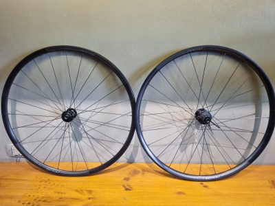 Con la rueda vieja de una bicicleta: armá esta hermosa mesa que queda perfecta en cualquier rincón de tu hogar