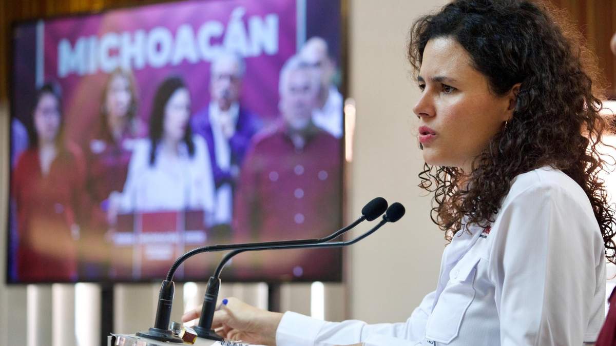 Luisa María Alcalde en conferencia en Michoacán