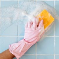 Con pocos ingredientes, el truco infalible para mantener las paredes de tu baño libres de sarro