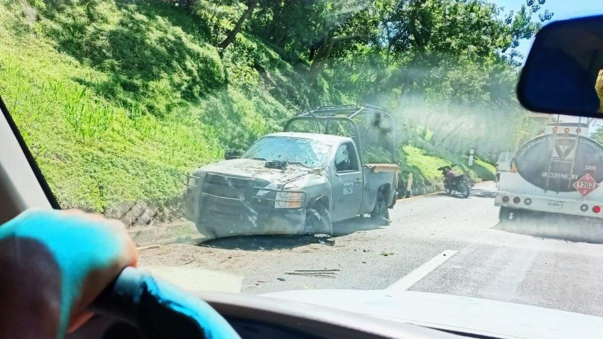 La camioneta militar volcada