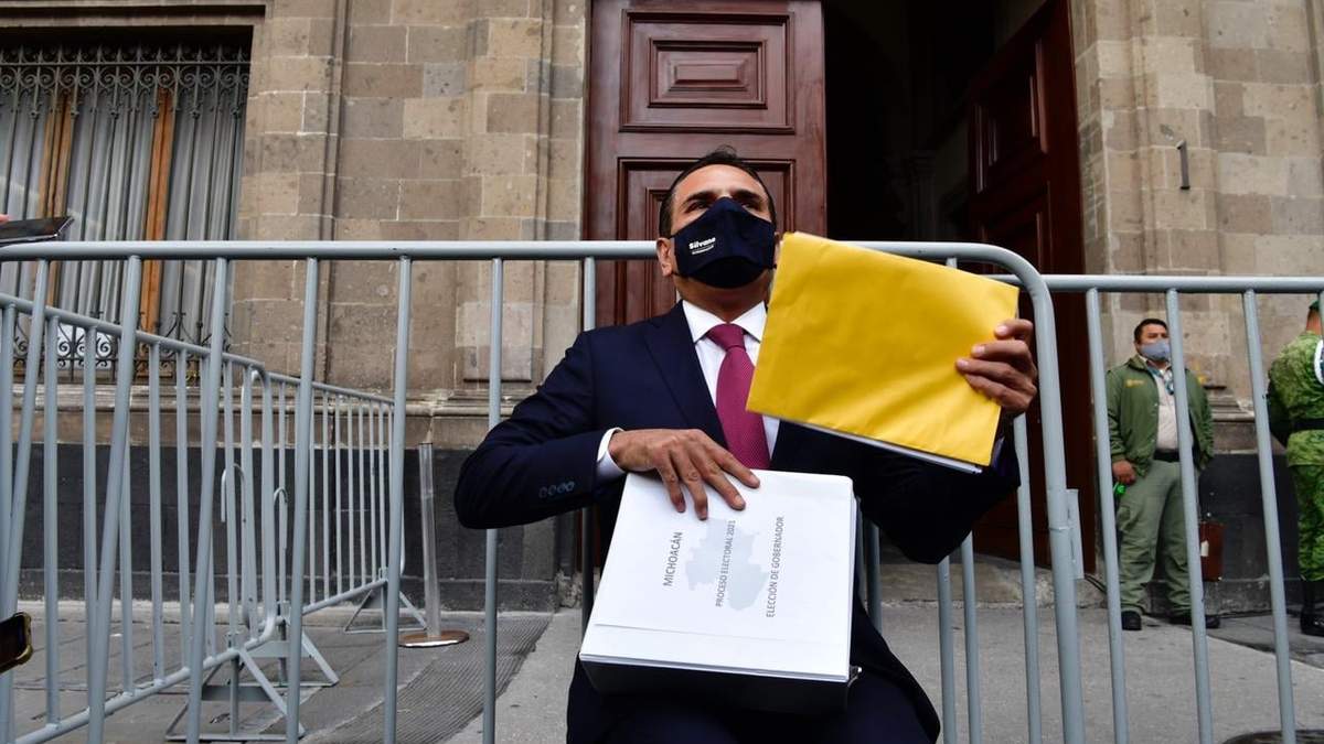Silvano Aureoles afuera de Palacio Nacional