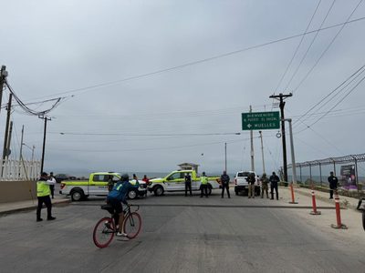 Frenan militares y antimotines a ciclistas que rechazan ampliación de puerto en Ensenada