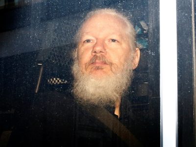 Temen por la salud de Julian Assange: piden por atención urgente