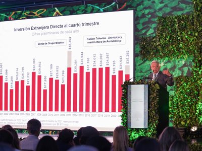 AMLO expone “la situación del país” en evento empresarial que promovió Carlos Slim