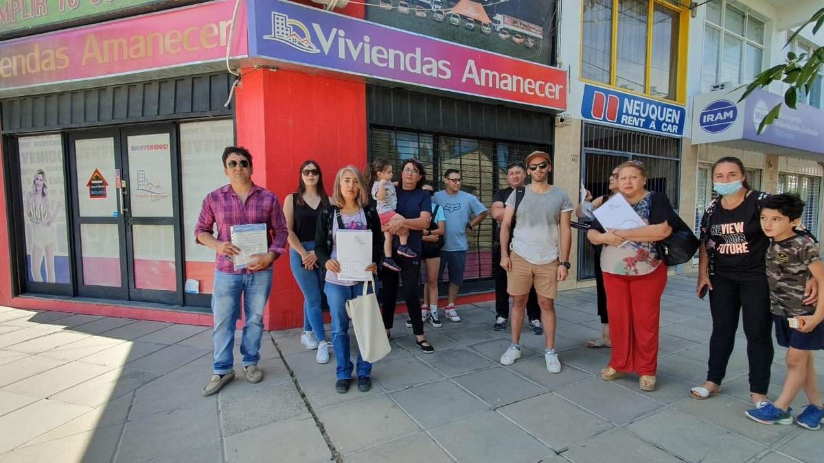 Vecinos damnificados manifestaron frente a la empresa Viviendas Amanecer en Neuquén capital. Fuente: (Javier Manzano)
