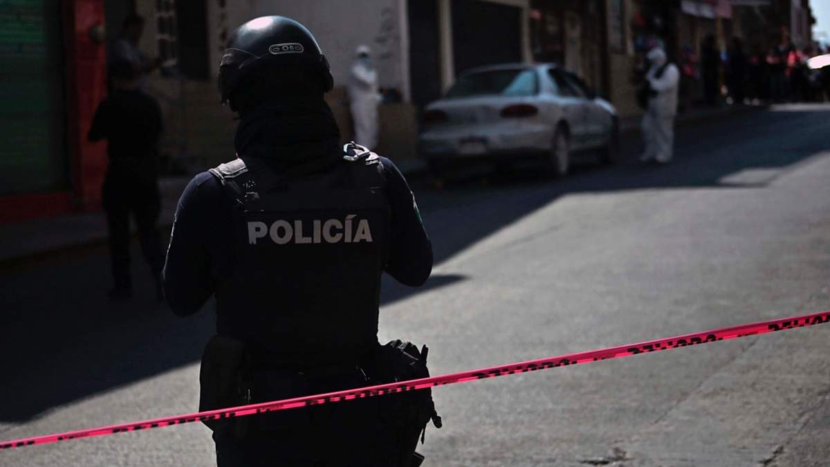Un policía custodia las labores en una escena del crimen