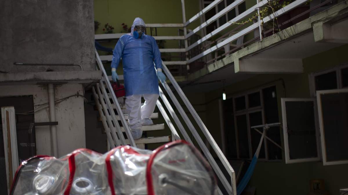 Paramédicos atienden un caso de covid en un domicilio de Iztapalapa