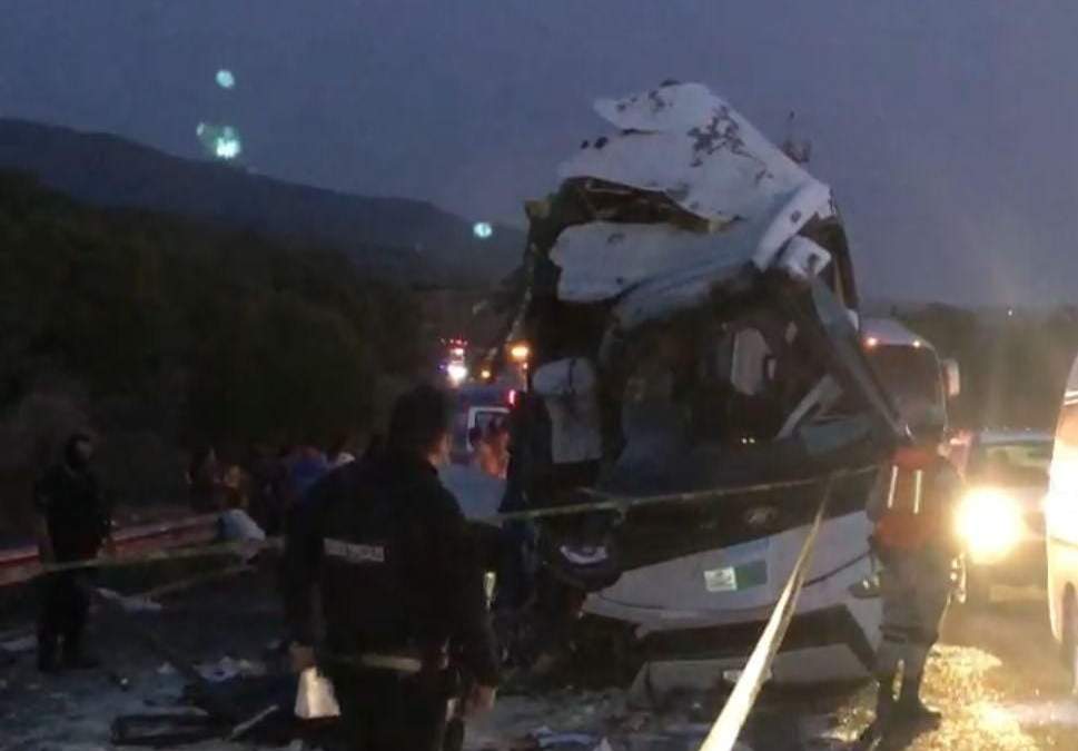 Camión de pasajeros chocó contra un tráiler sobre la autopista Nayarit-Guadalajara