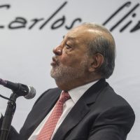 Slim critica a empresas que dejan de invertir 'por cualquier sustito”