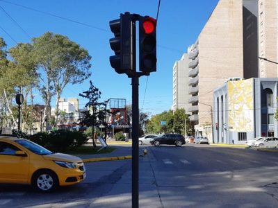 Instan a la municipalidad de Neuquén a que implemente un programa de semáforos inteligentes