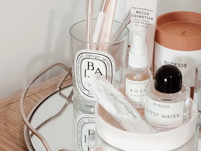 Guardá varios frascos de perfume vacíos: así podés crear los adornos más coquetos para tu hogar