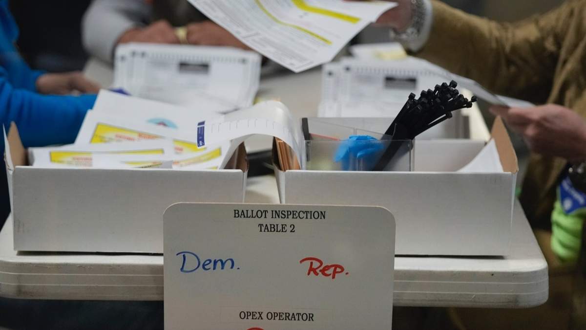 Trabajadores electorales procesan boletas de las votaciones intermedias en Las Vegas el 10 de noviembre de 2022