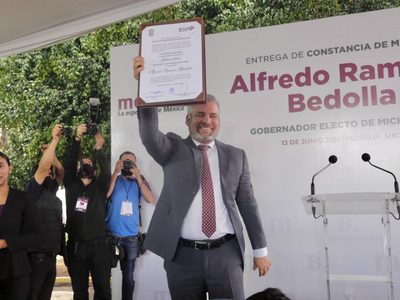 Alfredo Ramírez Bedolla recibe la constancia de mayoría en Michoacán