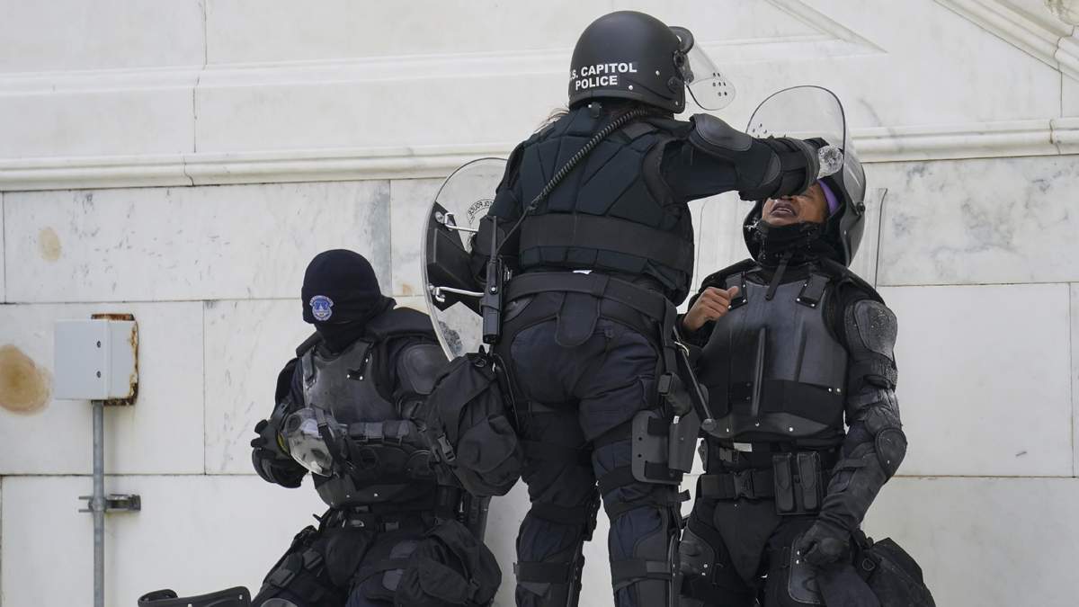 Un policía afectado por gas lacrimógeno