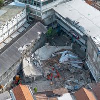 Aumentan a 64 los muertos por el derrumbe de una escuela en Indonesia