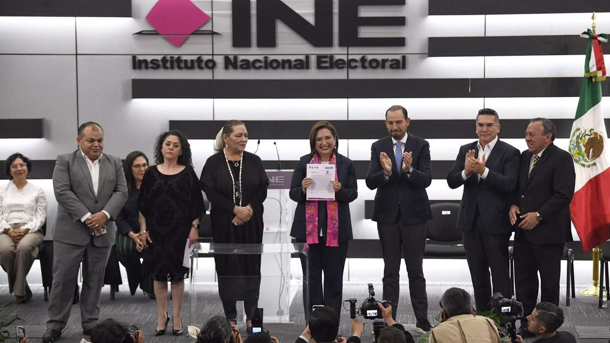 La candidata muestra su registro junto a la presidenta del INE y los líderes de los partidos
