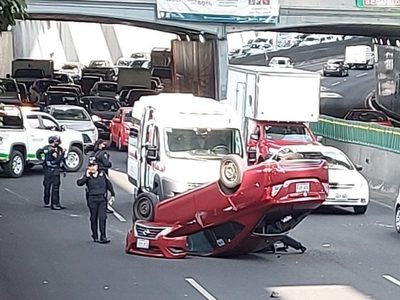 Vuelca auto en carriles centrales y paraliza Periférico sur en la CDMX
