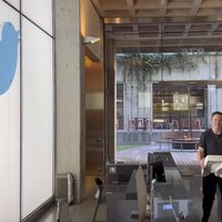 Elon Musk completa la compra de Twitter y despide a los principales directivos