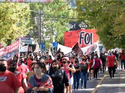 Organizaciones sociales de Neuquén se movilizan para pedir un bono de fin de año