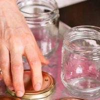 Si tenés frascos de vidrio vacíos, tenés un tesoro: 7 ideas de reciclaje para orden y decoración para los que no hace falta ser un experto DIY