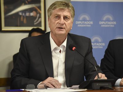 Para el gobernador de la Pampa, a la Argentina "le sobran muchos porteños"