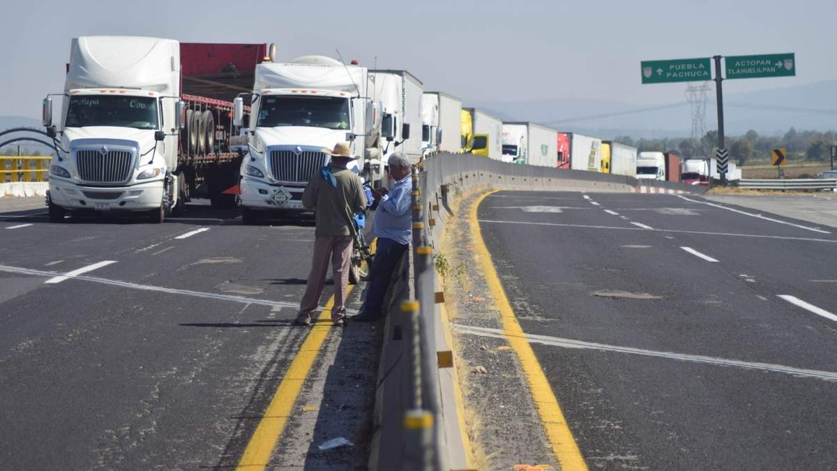 Campesinos de la región de Tula y transportistas bloquearon la autopista Arco Norte, a la altura de la caseta Tula I